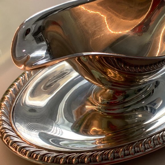 Silver Plated Gravy Boat with Under-plate and Ladle - Picture 9 of 13